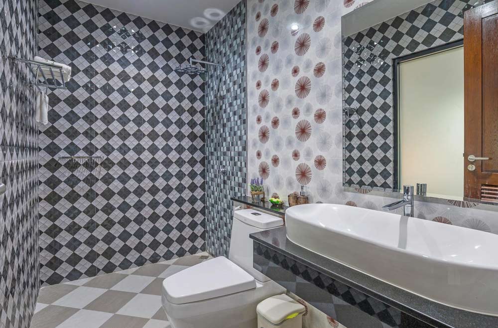 exquisite tiled en-suite bathroom