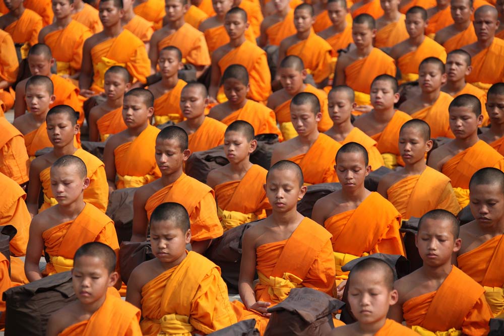 thailand-buddhists Buddhism in Thailand - Buddhist monks praying