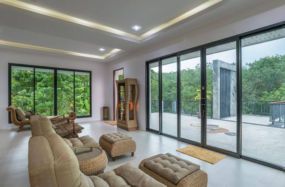 full height patio doors give a stunning view